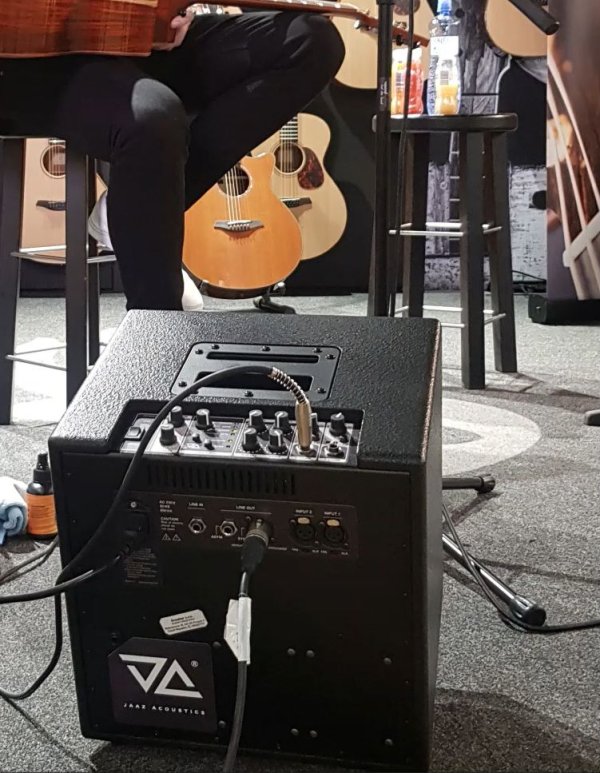 Adrien Bellue, acoustic amp by Jaaz Acoustics